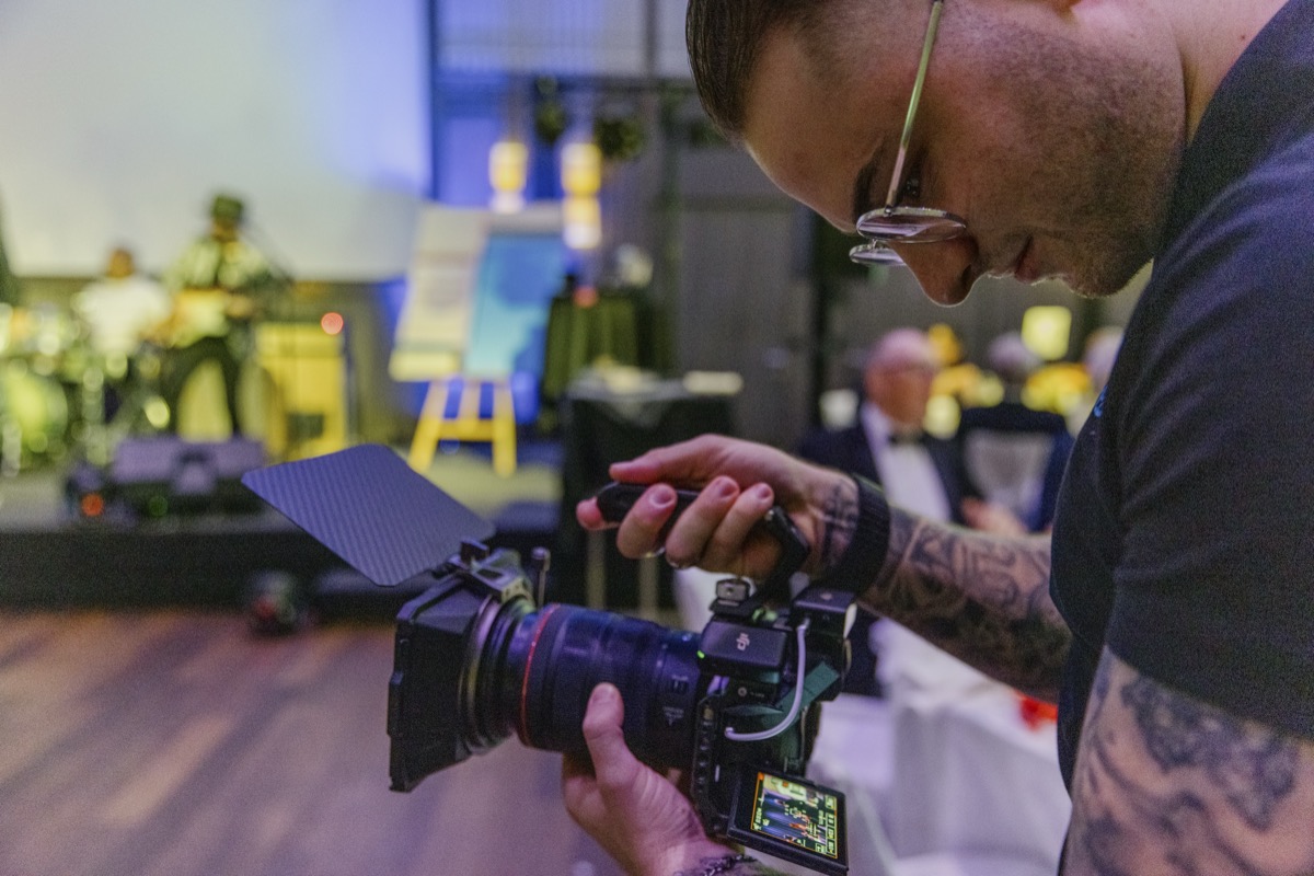 Jeremy Grob prüft die Kamera am Set