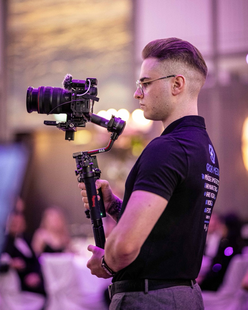 Jeremy Grob mit Gimbal bei Filmproduktion